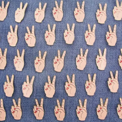 Pin's Peace blanc Coucou Suzette — photo 3