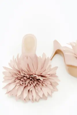 Sandales à talon avec fleurs - Rose ancien clair — photo 1
