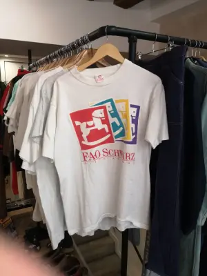 T-shirt vintage FAO Schwarz blanc — photo 1