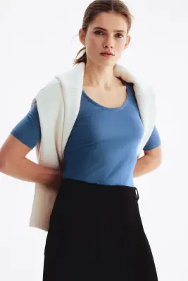 Top en coton pima avec encolure dégagée - Bleu — photo 2