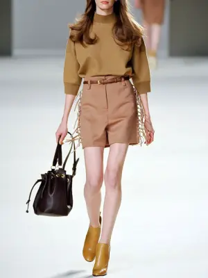 Short taille haute à franges en laine et cuir camel Prix boutique 1550€ Taille 36 — photo 2