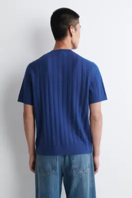 T-SHIRT CÔTELÉ EN MAILLE DE LAINE MÉRINOS ET COTON - BLEU COBALT — photo 4