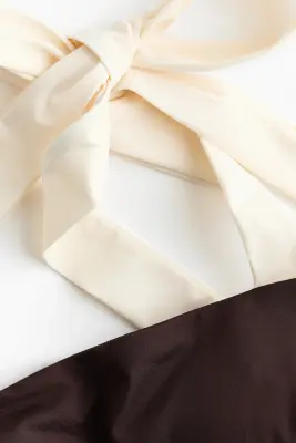 Haut de maillot paddé avec bretelles à nouer - Marron foncé/crème — photo 3