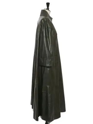 Manteau long évasé en cuir d'agneau vert foncé doublure soie et boutons bijoux argent Prix boutique 34000€ Taille 40 — photo 5