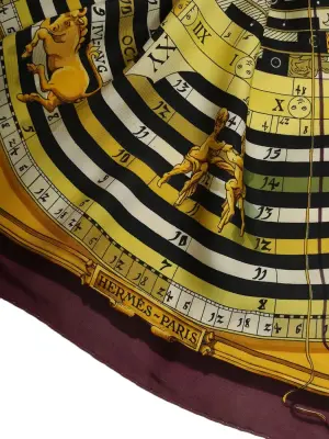 Foulard carré astrologie en twill de soie bordeaux, jaune et noir Taille 90x90 Prix boutique 495€ — photo 4