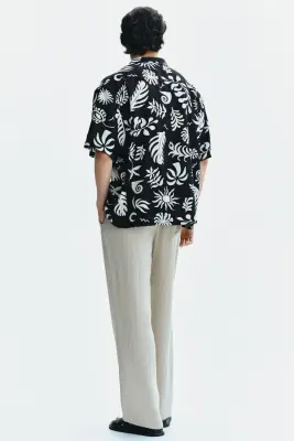 Chemise Relaxed Fit à col cubain - Noir/motif — photo 2