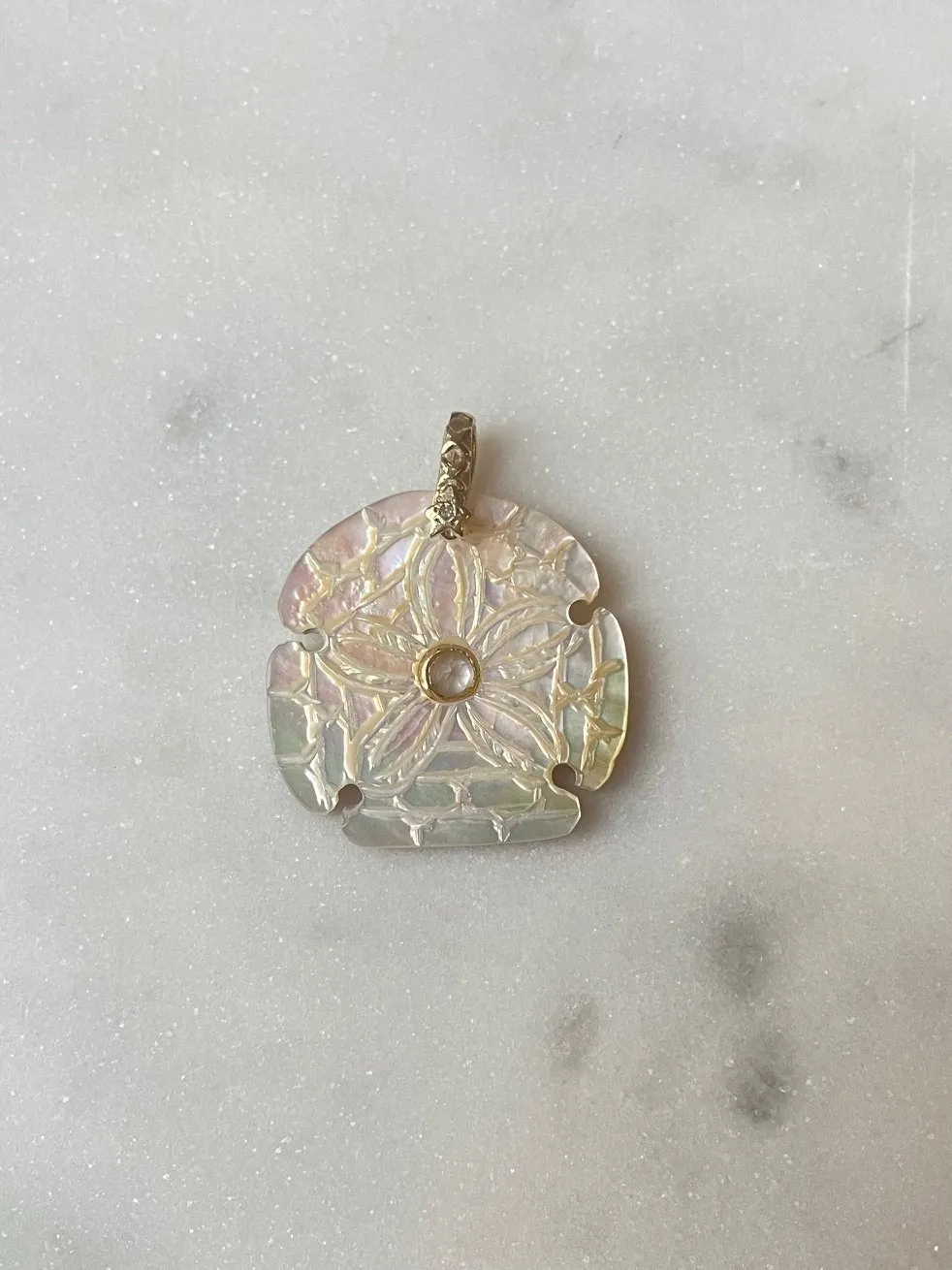 Nouveau ! ROOM SERVICE JEWELRY Pendentif Charm Sand Dollar Nacre