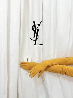 Gants long en suede jaune Prix boutique 650€ Taille 7,5 — photo 3