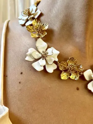 Collier à fleurs en laiton doré et émaille blanche — photo 2