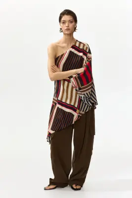 Top cape asymétrique en satin - Marron/motif — photo 3