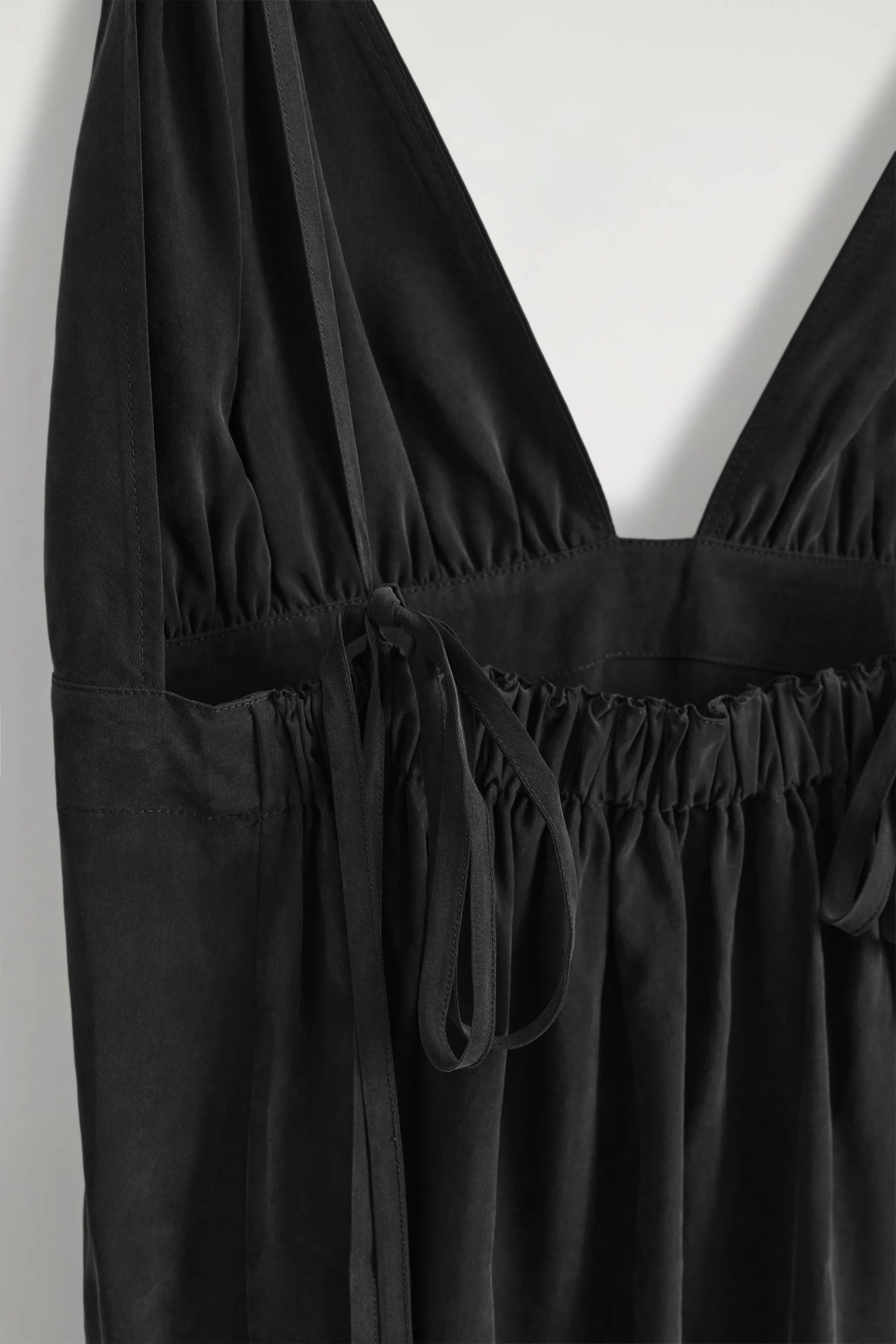 ROBE LONGUE FRONCÉE COL EN V - NOIR DÉLAVÉ