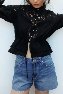 Short en denim avec bords à cru - Bleu denim clair — photo 1