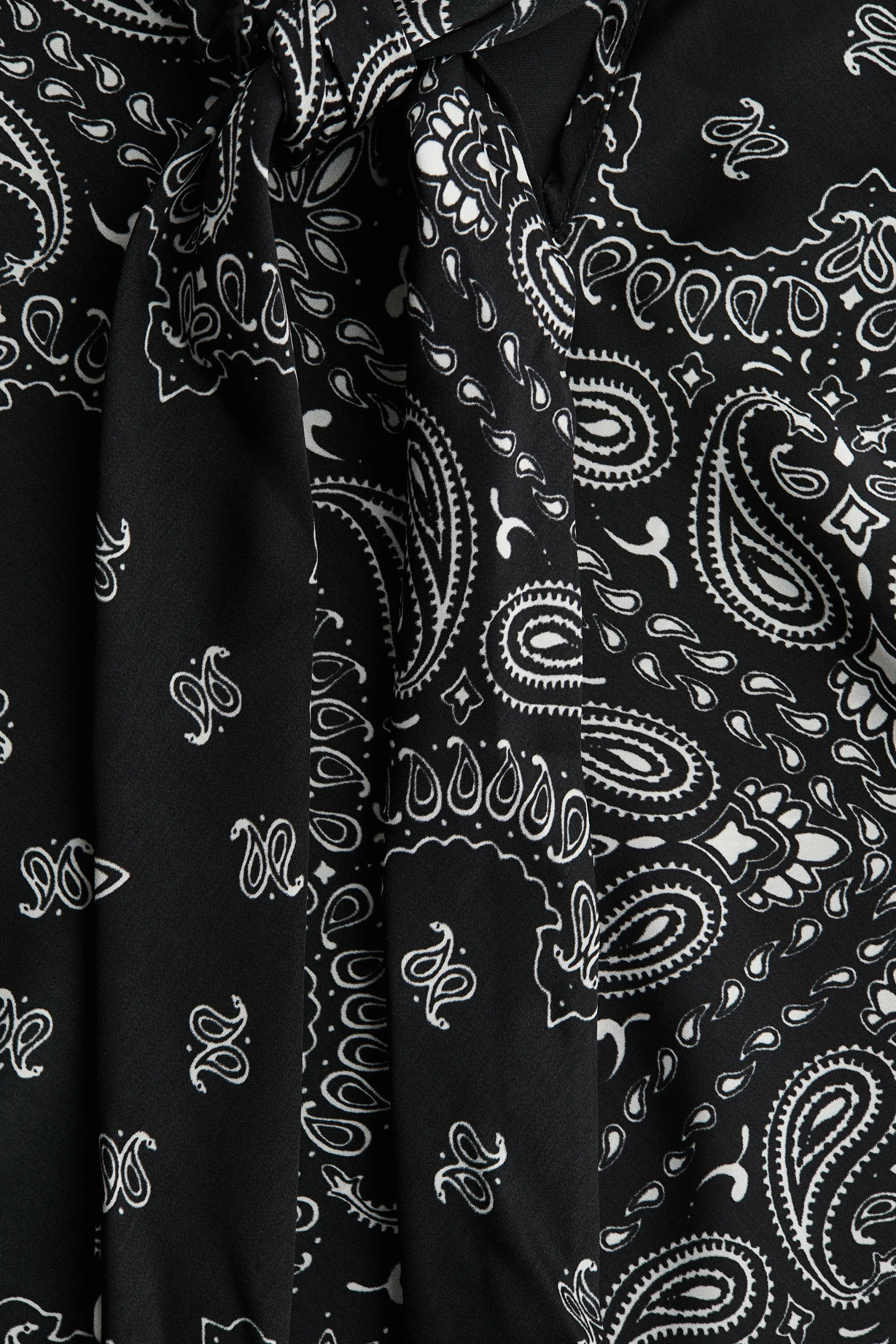 Top en satin avec col à nouer - Noir/motif cachemire