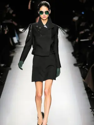 Veste courte en crêpe noir avec collerette en vinyle transparente Prix boutique 3000€ Taille 34 — photo 2