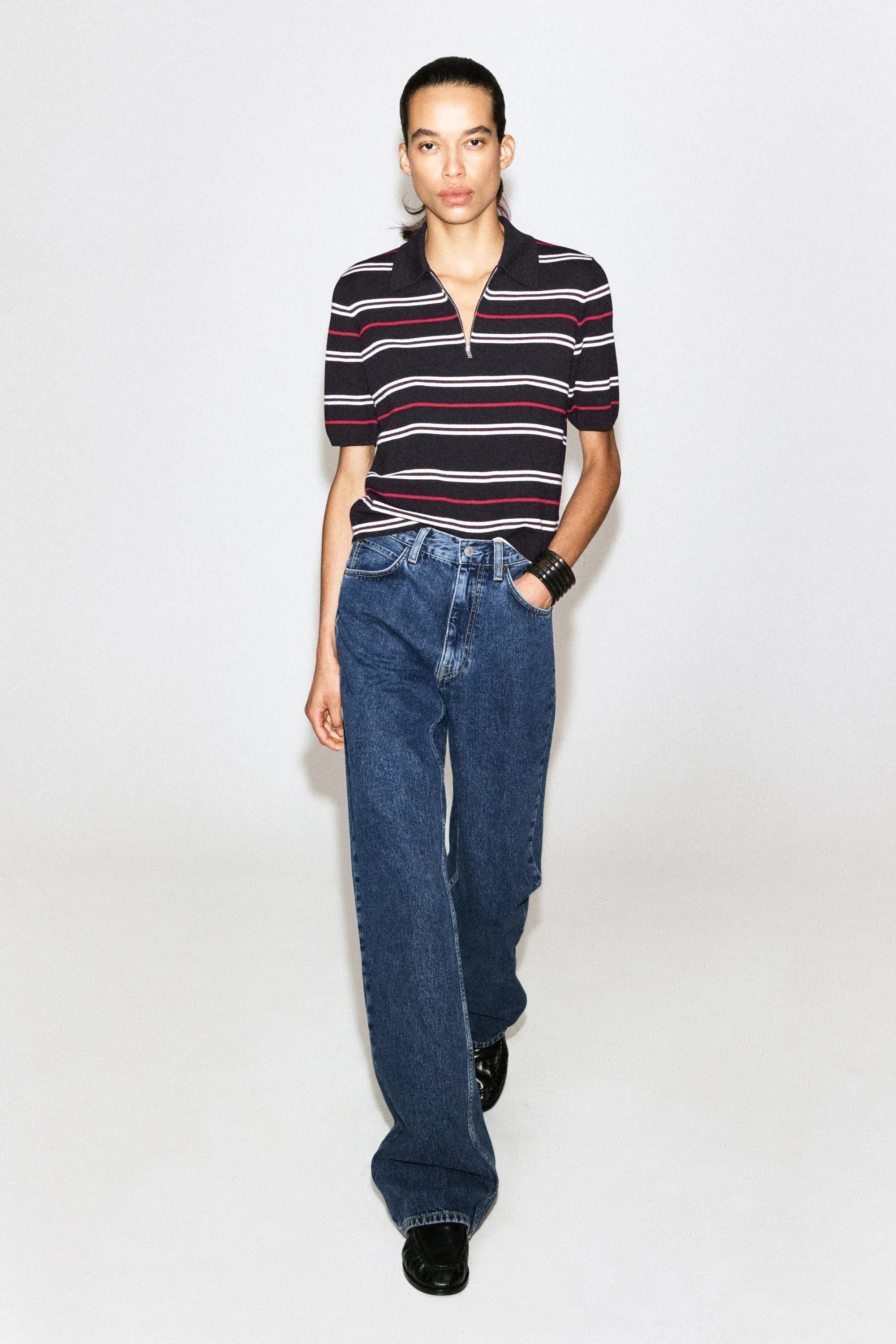 POLO ZIPPÉ EN LAINE MÉRINOS - BLEU MARINE / ROUGE / RAYURES