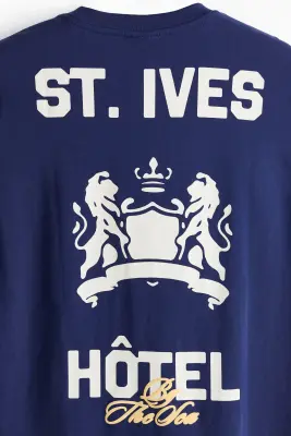 T-shirt imprimé Relaxed Fit - Bleu foncé/St Ives Hotel — photo 3