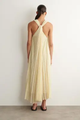 ROBE LONGUE EN GEORGETTE PLISSÉE ENCOLURE À NOUER - JAUNE BEURRE / POIS — photo 2