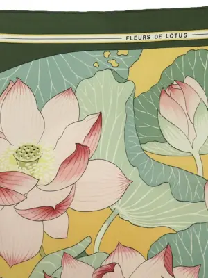 Foulard FLEUR DE LOTUS carré en twill de soie vert, jaune et rose Prix boutique 530€ Taille 90 x 90 — photo 3