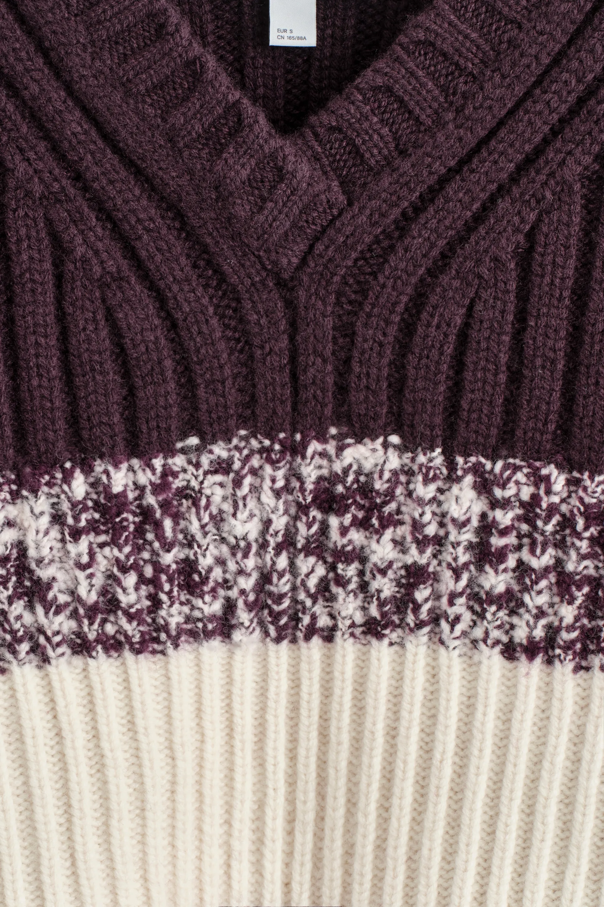 PULL COL EN V EN LAINE MÉRINOS TEXTURÉE - BORDEAUX / CRÈME