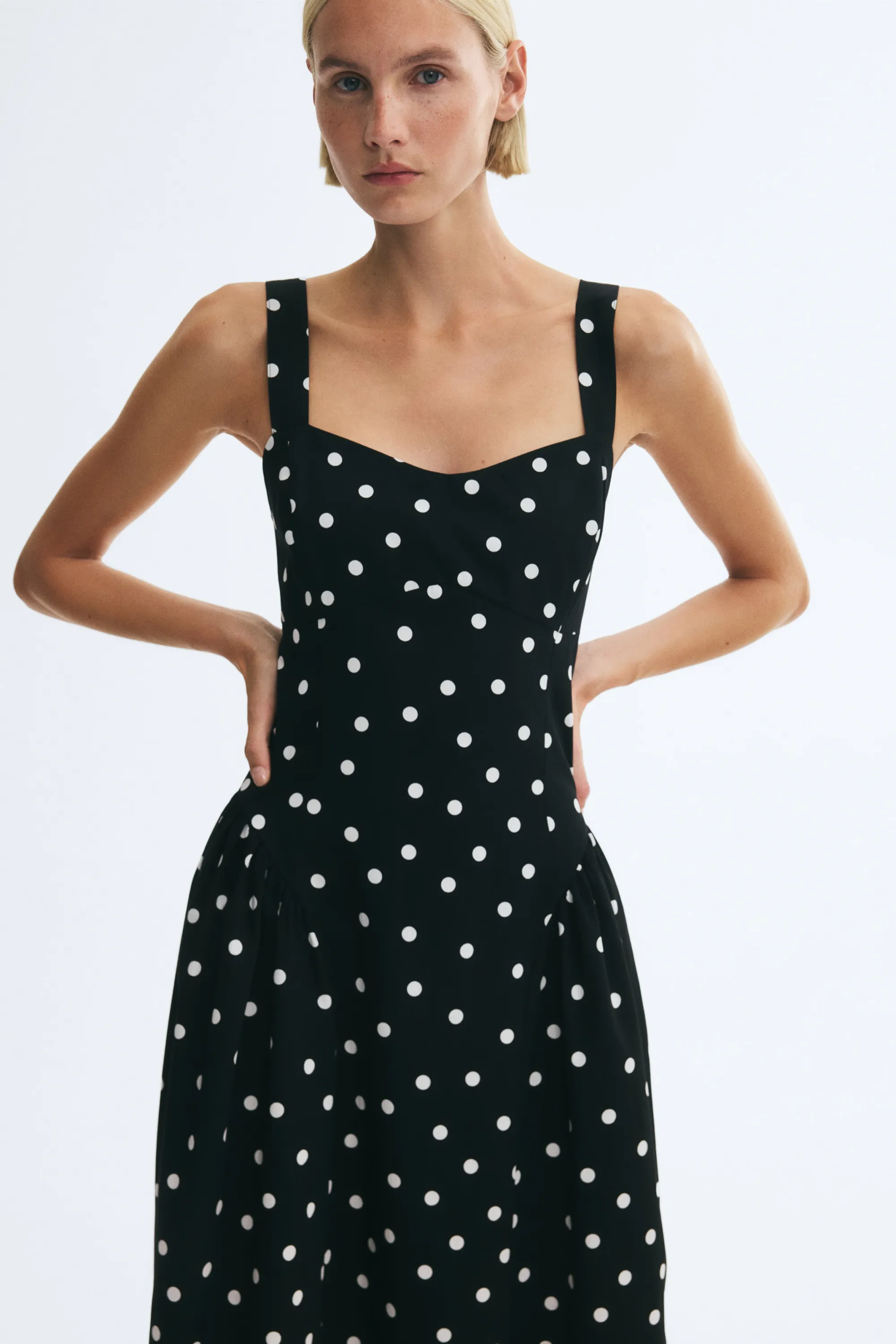 Robe midi avec jupe évasée - Noir/pois