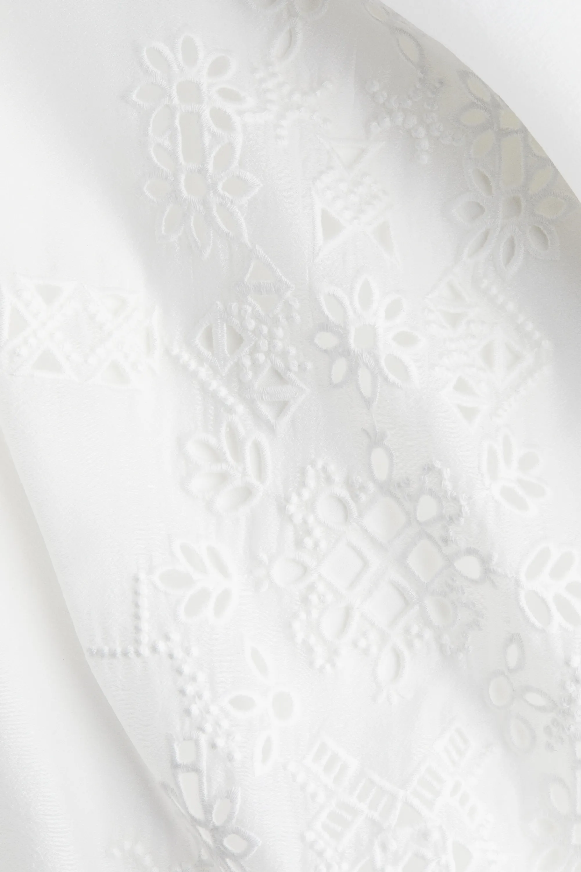 Robe à bretelles fines avec broderie anglaise - Blanc