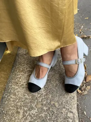 Babies à talon en tissu bleu clair et bouts gros grains noirs CC Prix boutique 1150€ Taille 38 — photo 3