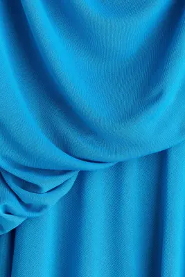 Robe asymétrique avec une épaule nue - Bleu vif — photo 4
