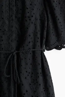 Robe chemise avec broderie anglaise - Noir