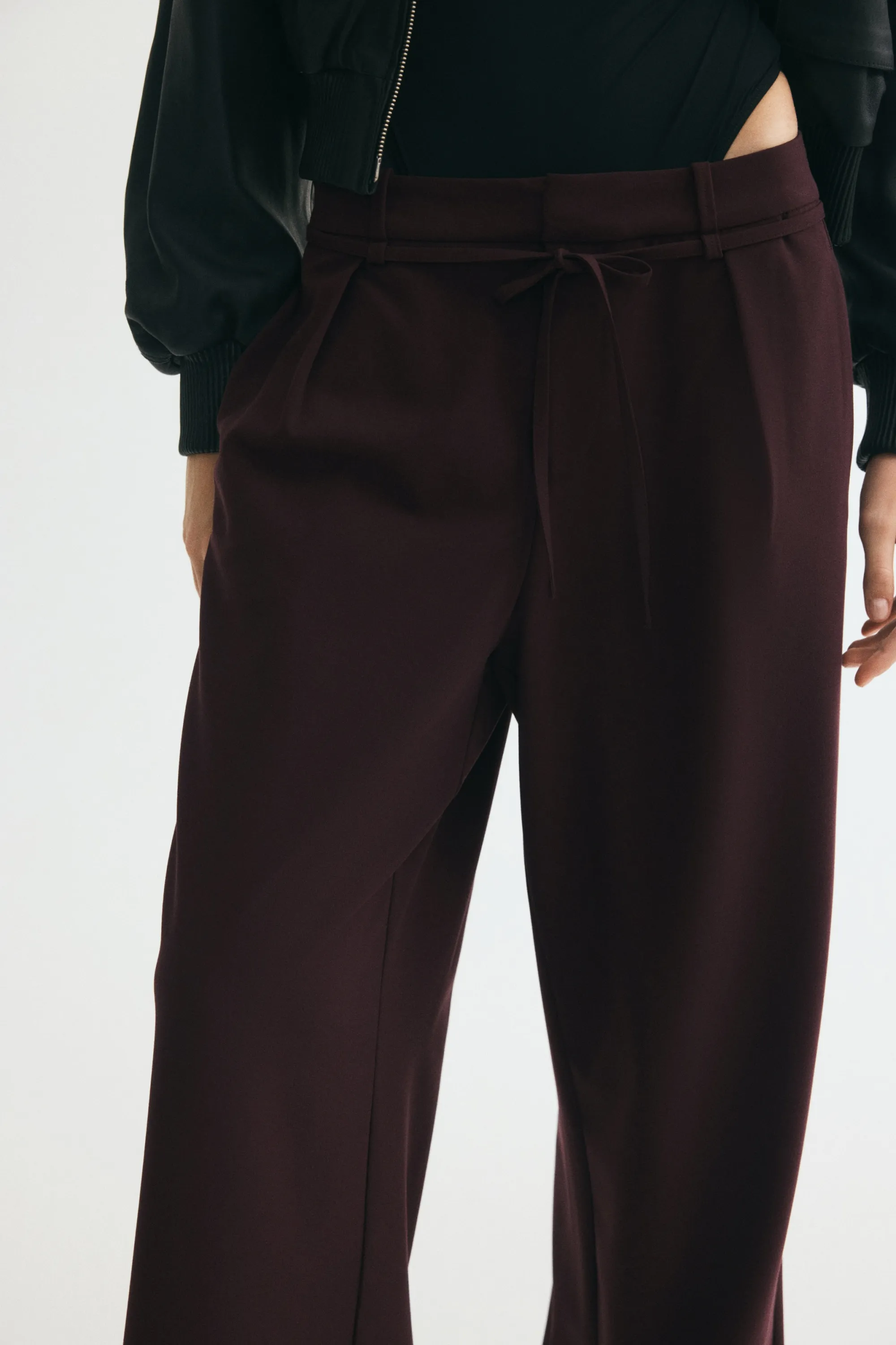 Pantalon à pinces avec ceinture à nouer - Marron foncé