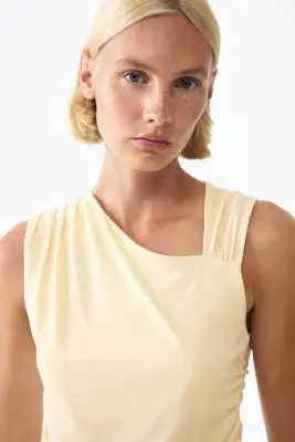 Top asymétrique à effet drapé - Jaune clair — photo 1