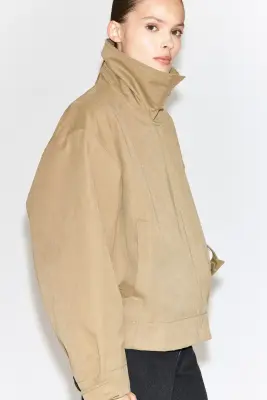 VESTE COURTE FAÇON TRENCH-COAT - SABLE — photo 4