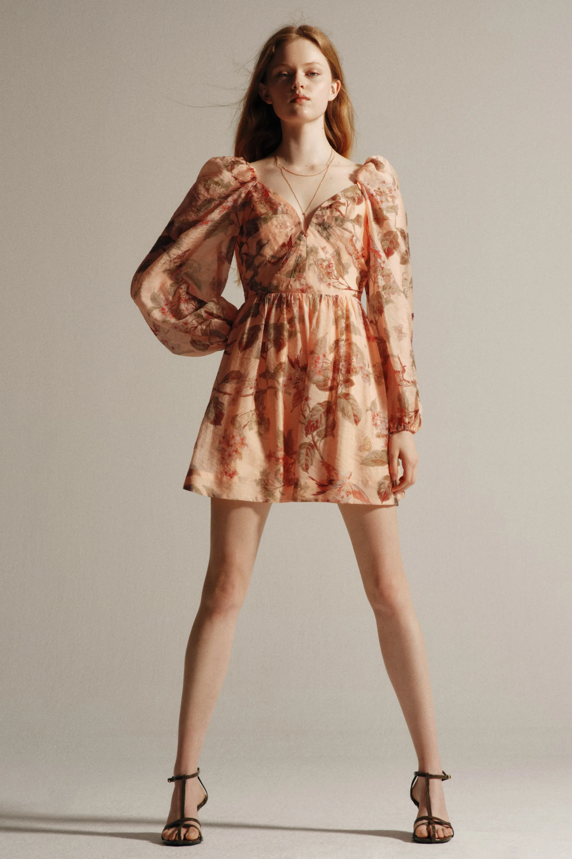 Robe à manches bouffantes avec détail à nouer - Rose pêche/fleuri