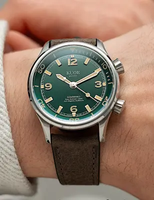 KUOE SOMBRERO 90-011 GREEN LINEN TEXTURED DIAL FLAT-LINK BRACELET — photo 2