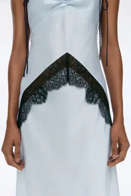 Robe en satin avec dentelle - Bleu clair/noir — photo 1