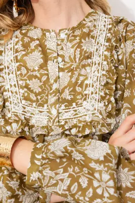 Blouse fleurie à plastron — photo 5