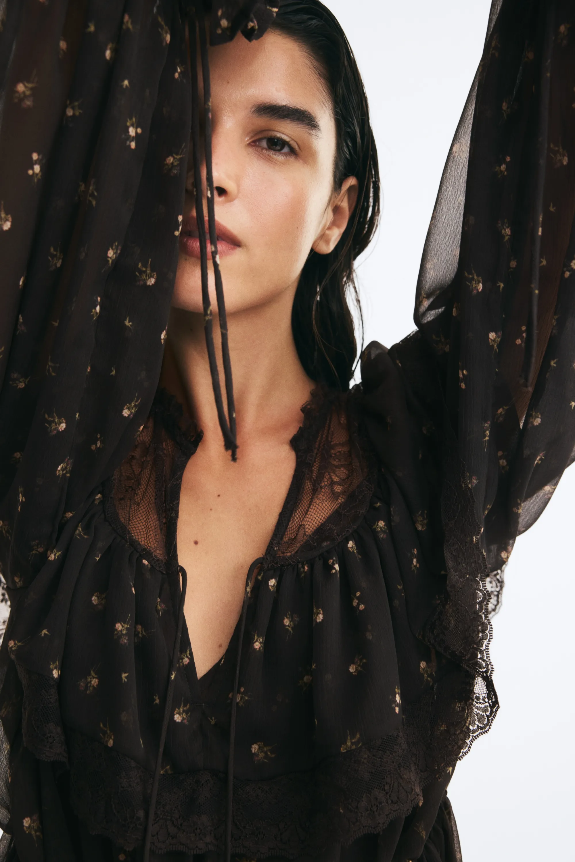Robe en mousseline avec dentelle - Noir/fleuri
