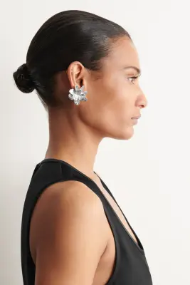 BOUCLES D'OREILLES FLEURS DÉPAREILLÉES - ARGENTÉ — photo 2