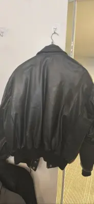 Veste aviateur en cuir noir — photo 3