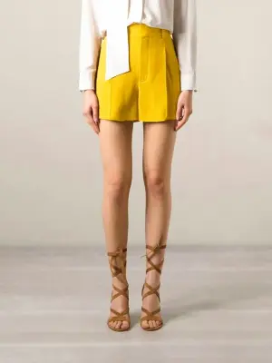 Short taille haute à pinces en crêpe jaune vif Prix boutique 490€ Taille 36 — photo 5