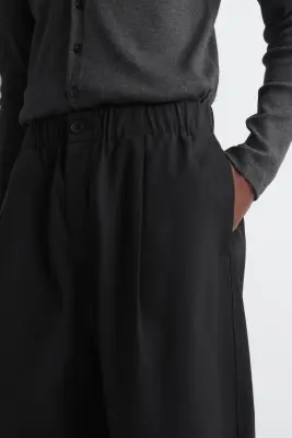 PANTALON BARREL DÉCONTRACTÉ À PLIS - NOIR — photo 4