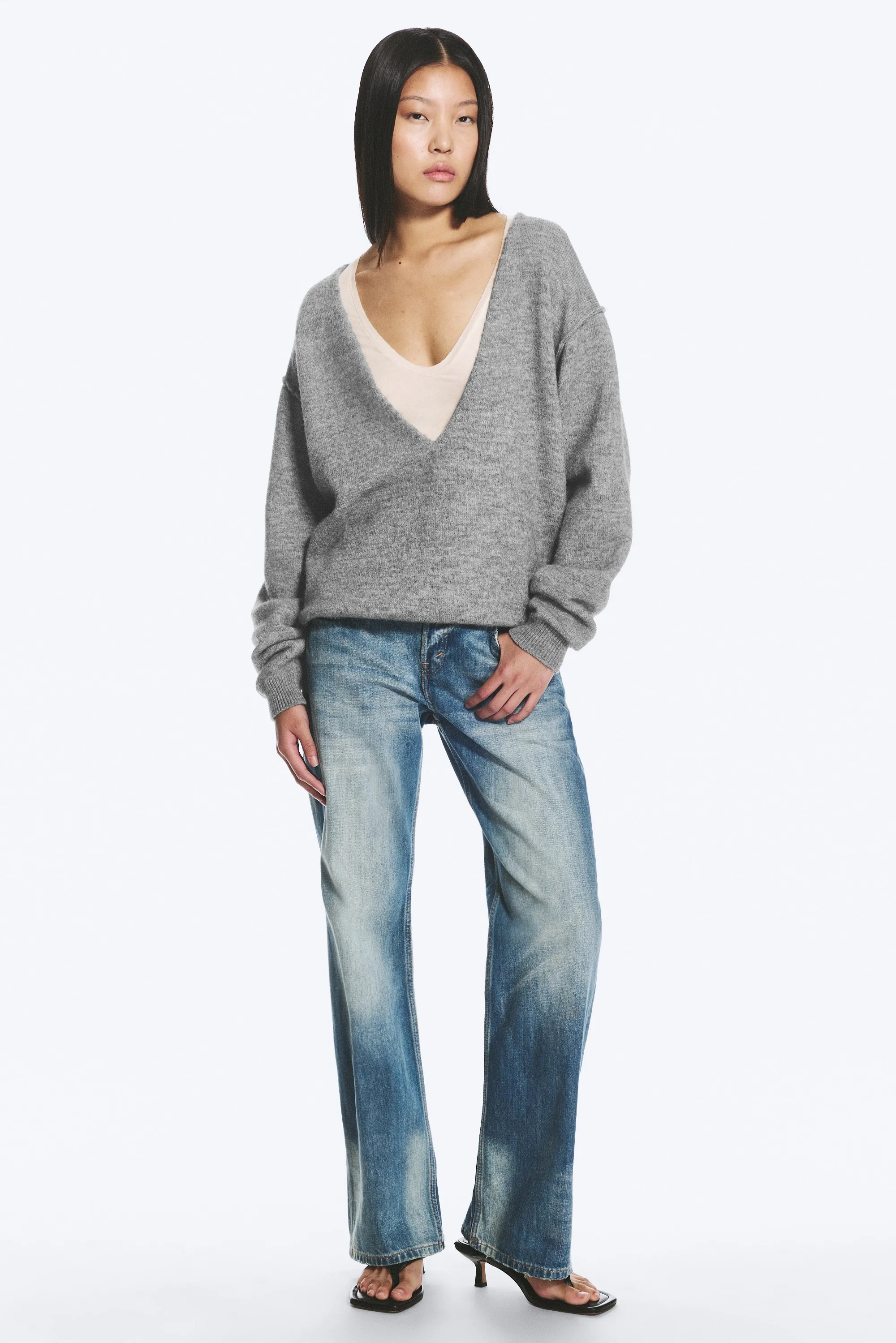 Pull confectionné à col V, coupe ample - Gris poudré chiné