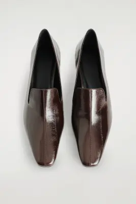 MOCASSINS À TALON ANGULAIRES EN CUIR - BRUN / IMITATION ANGUILLE — photo 2