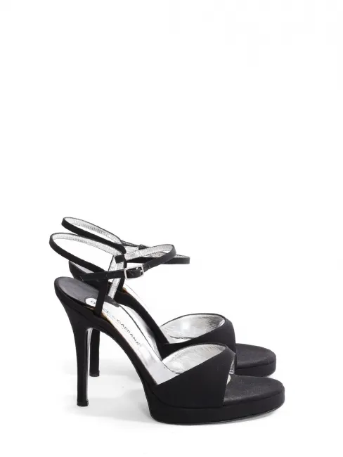 Sandales à talon et bride cheville en satin noir Prix boutique 795€ Taille 38