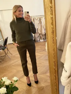 Pantalon slim fit en laine et soie vert kaki Prix boutique 990€ Taille 36 — photo 2