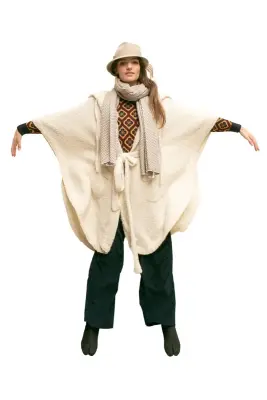 Poncho long en alpaga avec très grande capuche médiévale — photo 5