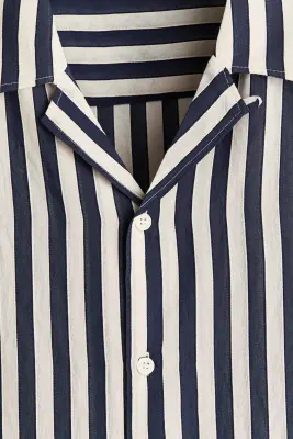 Chemise Relaxed Fit avec col cubain - Bleu marine/rayé — photo 4