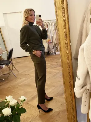 Pantalon slim fit en laine et soie vert kaki Prix boutique 990€ Taille 36 — photo 4