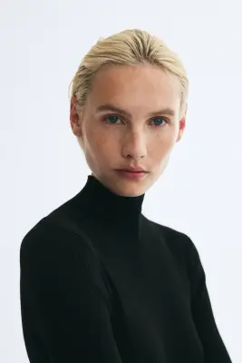 Robe en maille côtelée avec col cheminée - Noir — photo 2
