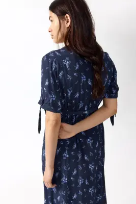 MAMA Robe en viscose avec ceinture à nouer - Bleu foncé/fleuri — photo 3