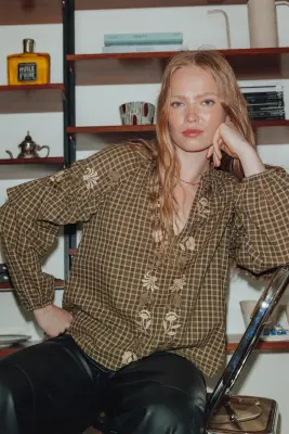Blouse brodée à volants Femme — photo 2